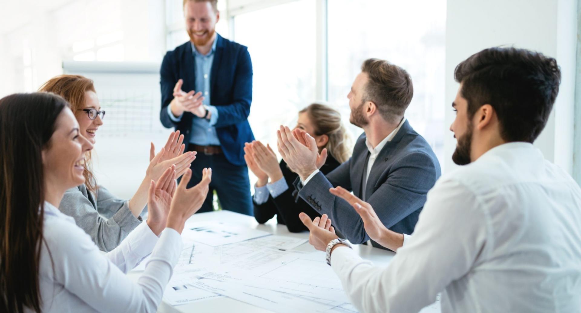 Διεθνής κοινότητα μαθητών που συμμετέχουν σε ζωντανή συνεδρία