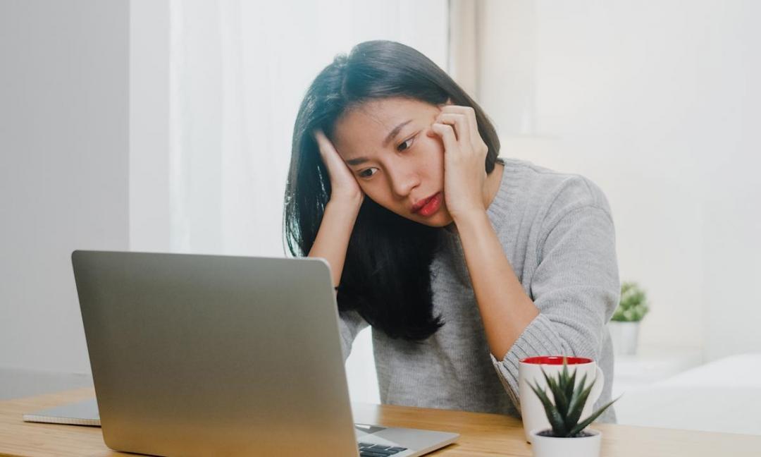 Συμμετέχων σε διαδικτυακό σεμινάριο εφαρμόζει στρατηγικές μάθησης