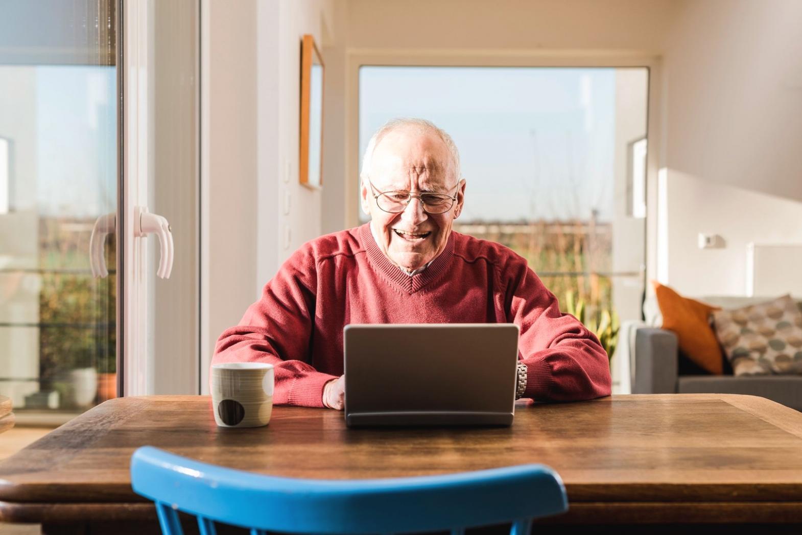 Ομάδα εκπαιδευτών και συμμετεχόντων σε διαδραστική συνεδρία webinar